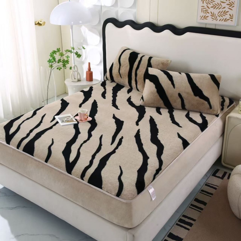 Husa de pat cu elastic COCOLINO DIN BLANA  ARTIFICIALA DE IEPURE + 2 fete de perna HCIS2 Huse cocolino