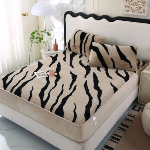 Husa de pat cu elastic COCOLINO DIN BLANA  ARTIFICIALA DE IEPURE + 2 fete de perna HCIS2