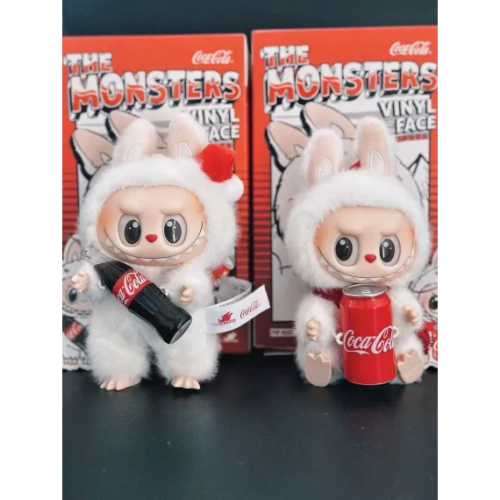 Figurina Labubu THE MONSTERS - Coca Cola, POP MART LBB2 Figurina Labubu THE MONSTERS - Coca Cola, POP MART LBB2