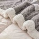 Pătură Cocolino 3D cu Blăniță – Moale, Călduroasă și Elegantă, Imprimeu Fluture, 200×230 cm-Gri INCHIS PBFJ3 PATURI FLUTURI 3D