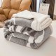 Pătură Cocolino 3D cu Blăniță – Moale, Călduroasă și Elegantă, Imprimeu Fluture, 200×230 cm-Gri INCHIS PBFJ3 PATURI FLUTURI 3D