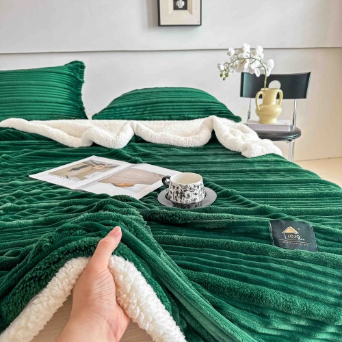 Set Pătură VERDE 3D din Blăniță Artificială de Iepure & 2 Fețe de Pernă PBPJ2