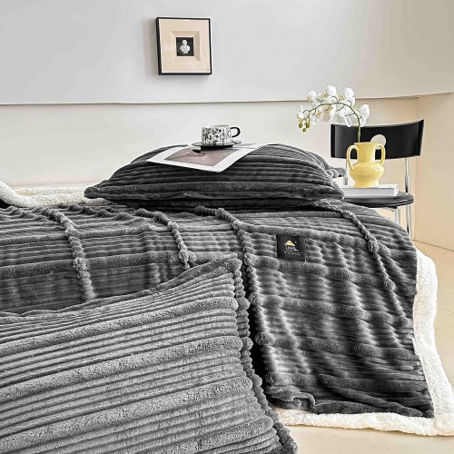 Set Pătură GRI INCHIS 3D din Blăniță Artificială de Iepure & 2 Fețe de Pernă PBPJ3