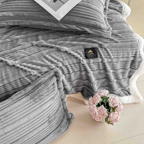 Set Pătură GRI DESCHIS 3D din Blăniță Artificială de Iepure & 2 Fețe de Pernă PBPJ4